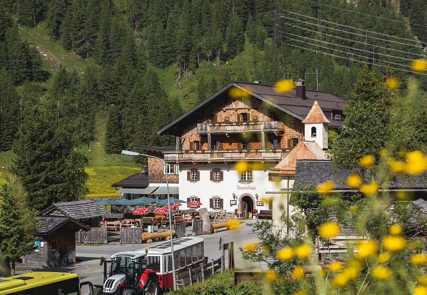 Tauernhaus Außenaufnahme Blumen