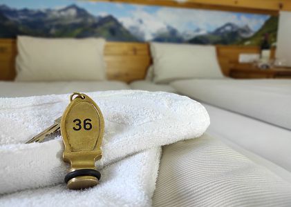 Matreier-Tauernhaus-Doppelzimmer-Säumerzimmer-Osttirol-Urlaub-in-den-Bergen