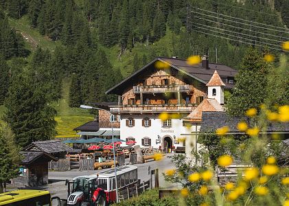 Tauernhaus Außenaufnahme Blumen