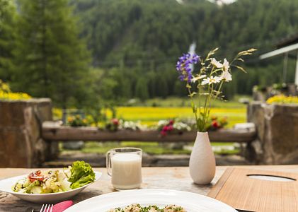 Wunderschöne Terrasse mit leckern Köstlichkeiten aus der Region