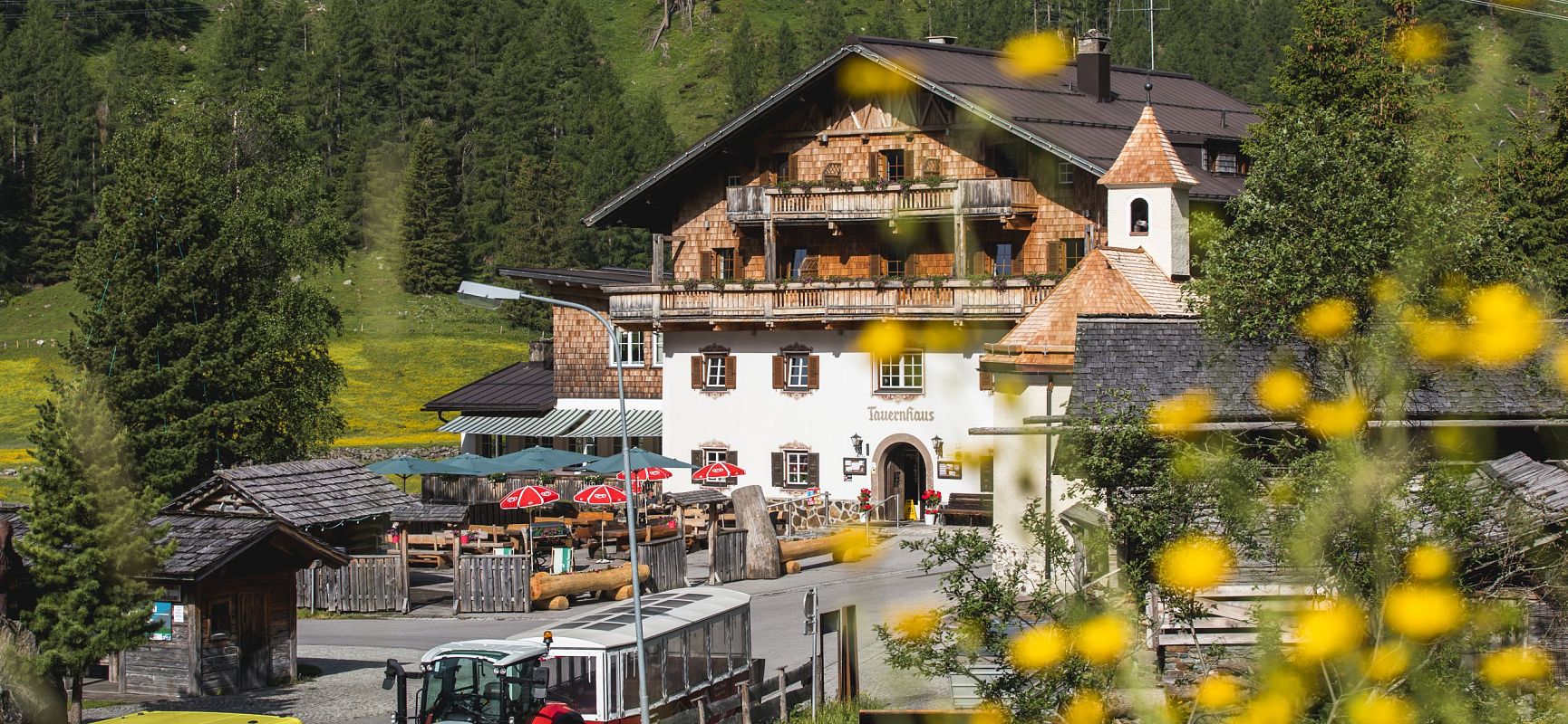 Tauernhaus Außenaufnahme Blumen