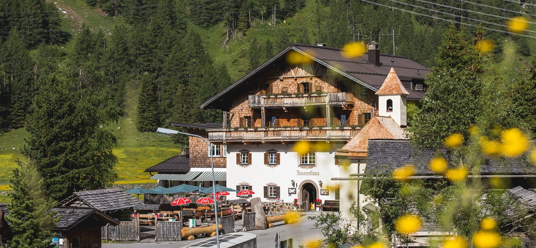 Tauernhaus Außenaufnahme Blumen