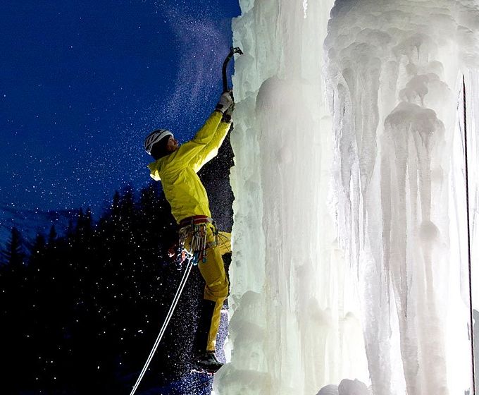 Flutlicht-Eisklettern